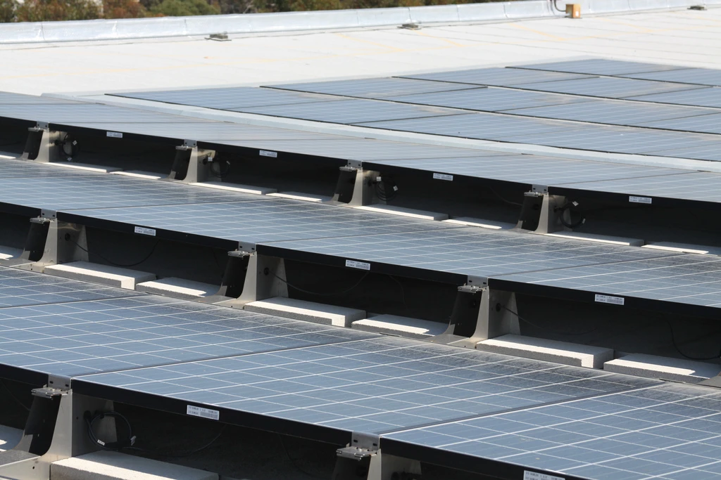 Tilted solar panels (front), create a stronger cooling effect than panels flush with the roof (Image: USCD Jacobs School of Engineering)