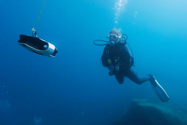 The Navatics MITO weighs 6.6 lb (2.9 kg) and has a maximum forward speed of 2 m (6.6 ft) per second