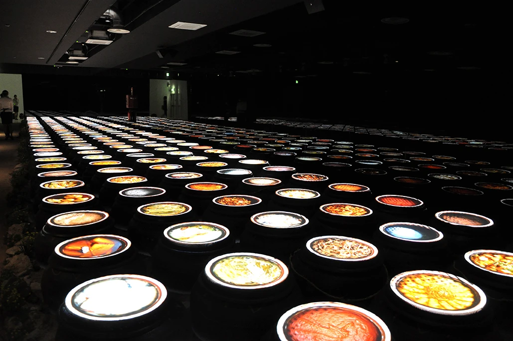 A highlight of the pavilion is the Hansik hall, which is filled with hundreds of earthenware vessels called “onggi”