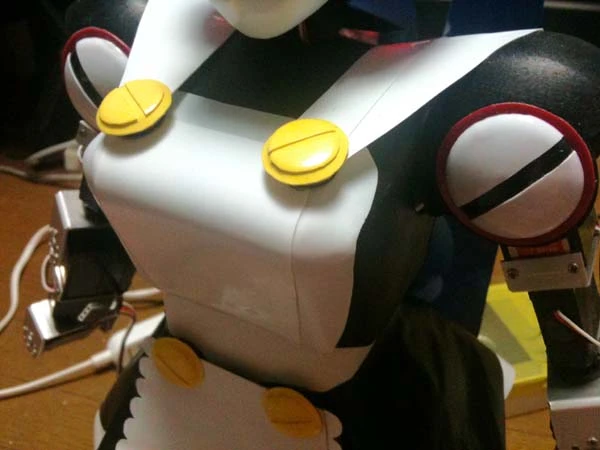 Pre-made Me's completed apron with decorative bolts for buttons (Photo: Dr. GIY)