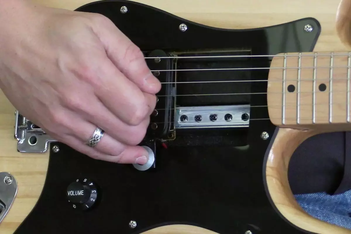 The single humbucker block can be moved back and forth along the rail with a just light touch