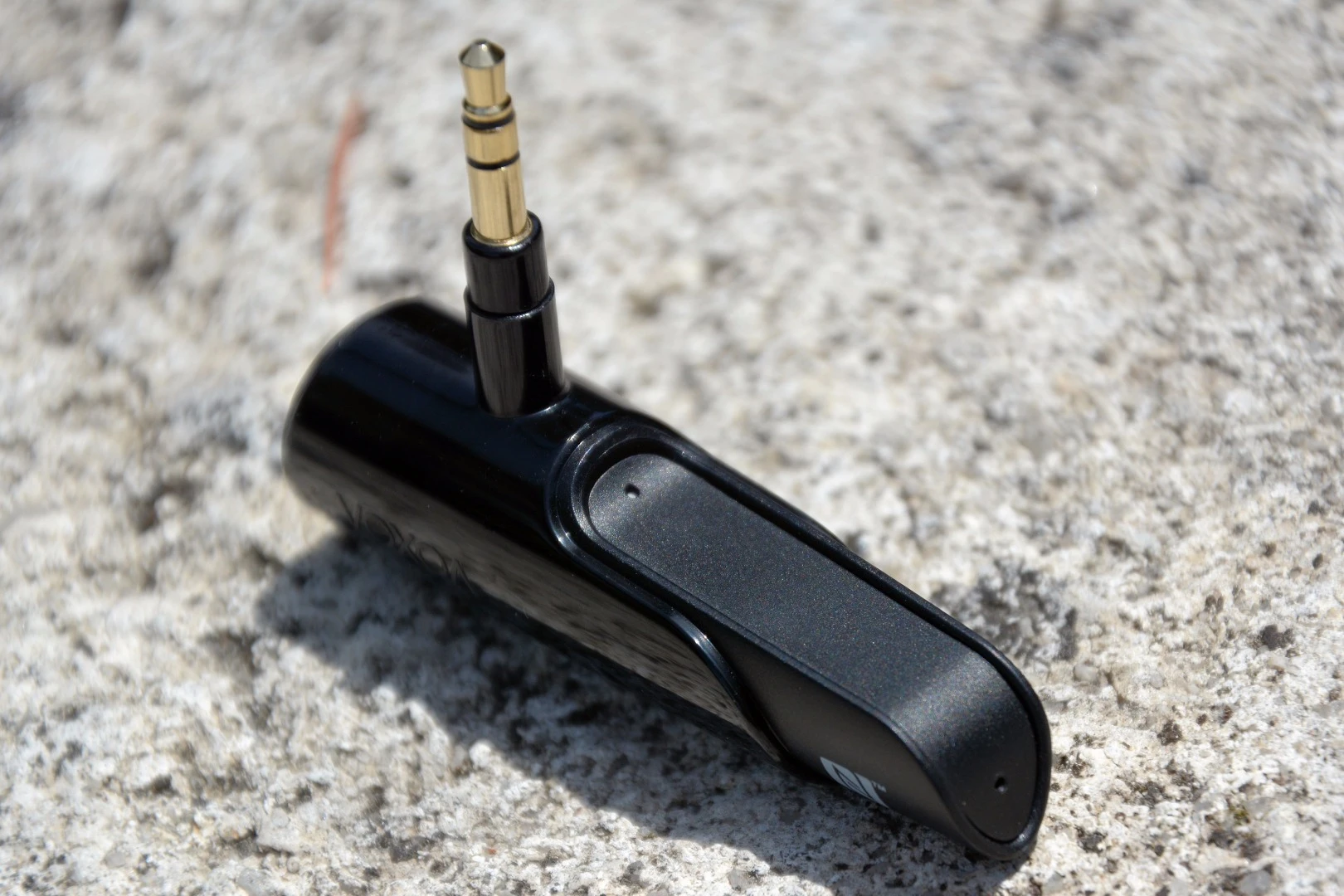 A built-in microphone allows calls to be taken with the push of the multi-function button, if paired to a smartphone