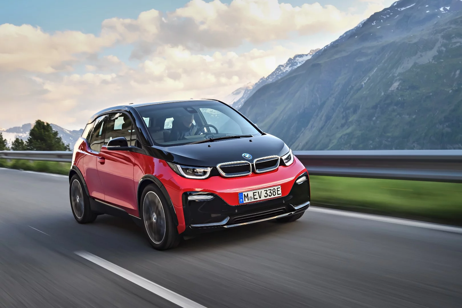 The i3s has a high-performance 135 kW (184 hp) electric motor that outputs a peak 199 lb-ft (270 Nm) of torque