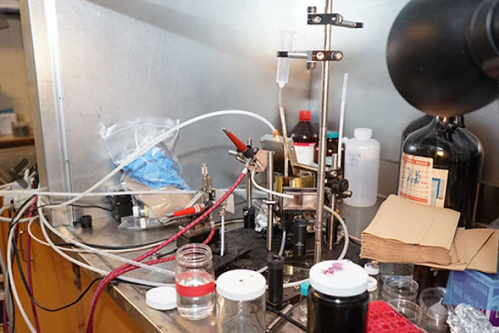 The SprayLD system developed by University of Toronto researchers can spray colloidal quantum dots onto flexible surfaces