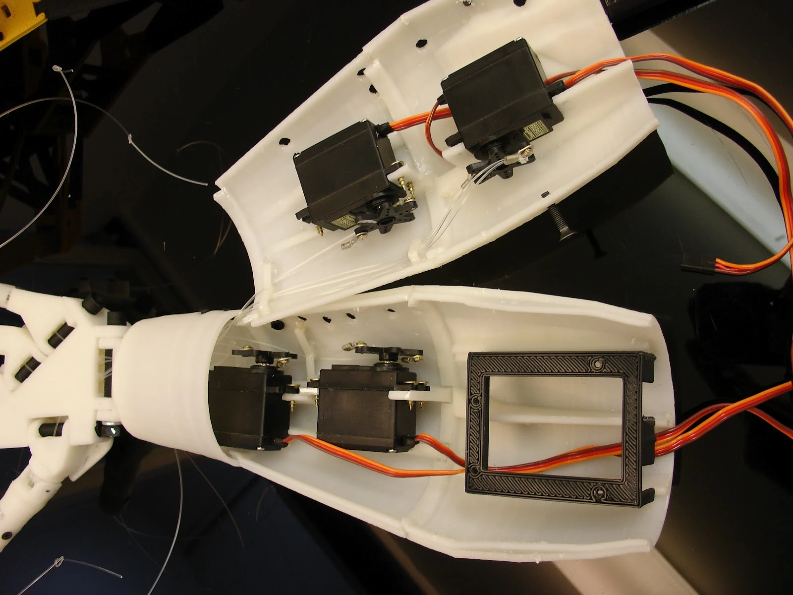 InMoov's fingers are actuated by servo motors located in the forearm, flexing as the nylon threads are pulled