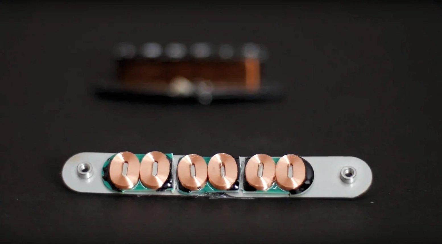 The Submarine Pro has six mini pickups within its aluminum housing, with one coil for each string, and is able to isolate the signal from each string