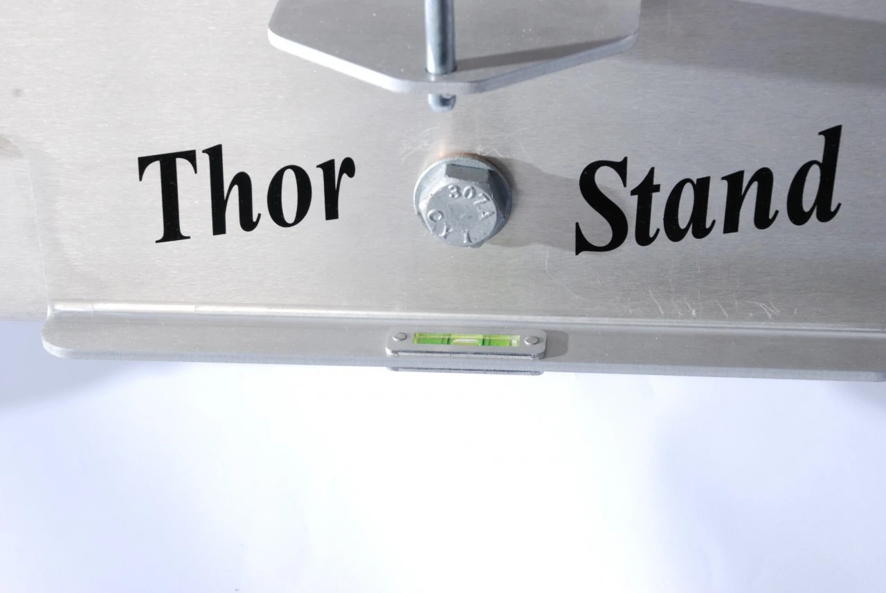 An integrated bubble level on the Thor-Stand level ensures that the ladder is straight