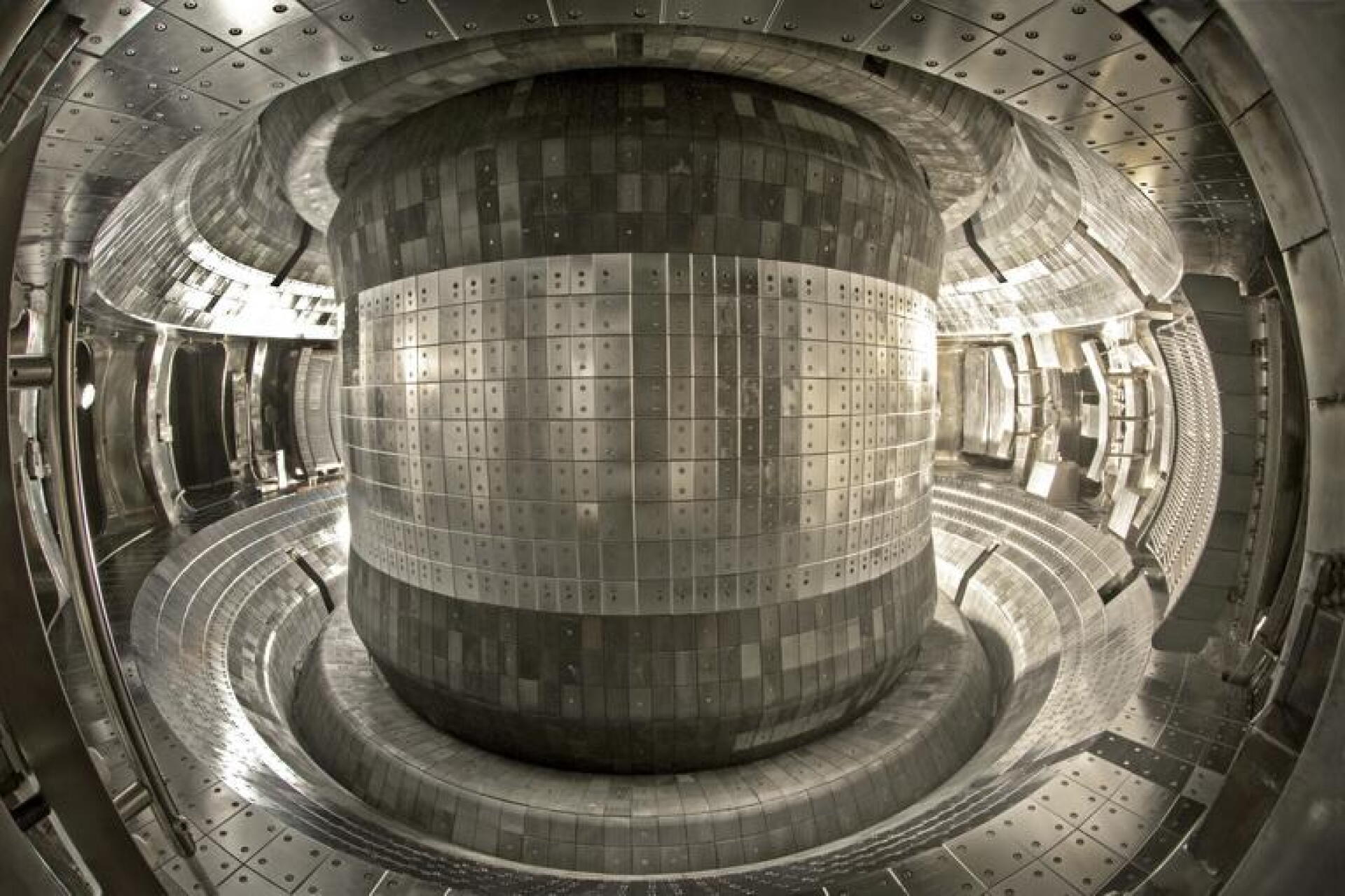 Chinese tokamak keeps plasma 2.6 times as hot as the Sun for 17 minutes