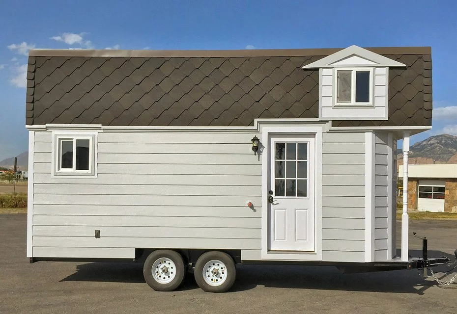 Victorian Prepper measures 8.6 ft x 21 ft (2.62 x 6 m)