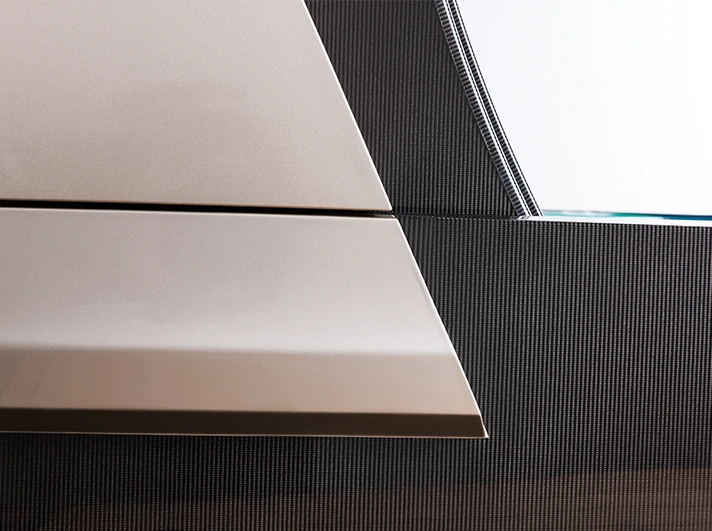 Kormaran uses carbon fiber in its construction