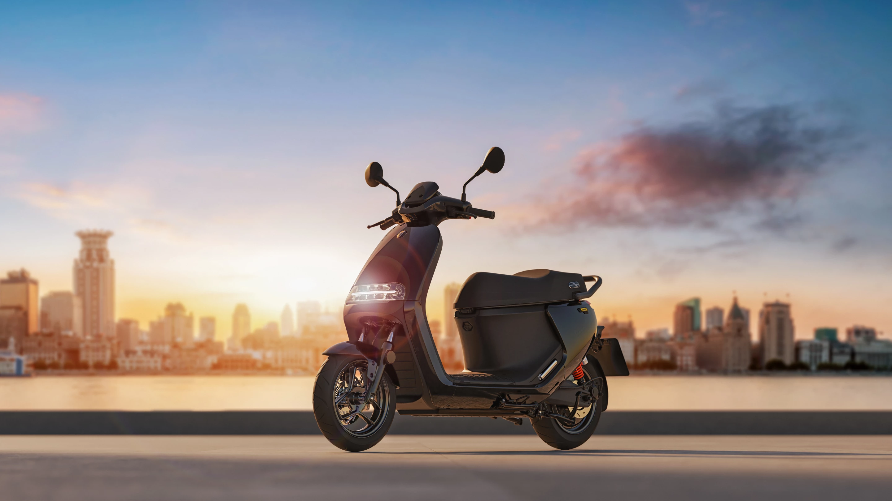 The Segway E300SE features a wide LED strip light to the front with a 21-meter low beam and 70-meter high