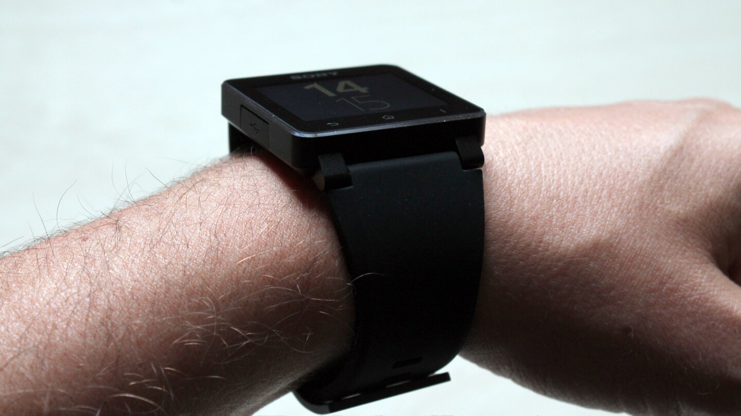 The watch with rubber strap weighs 122 g