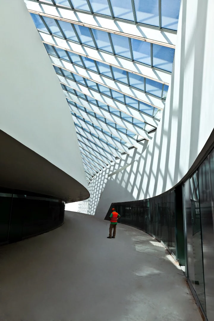 The Napoli Afragola station is designed as a public bridge and aims to offer connectivity to communities on either side of the railway