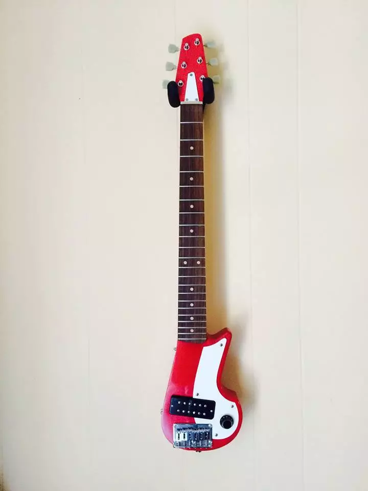 The Flux mini has its own signal output and can be played independently of the main body