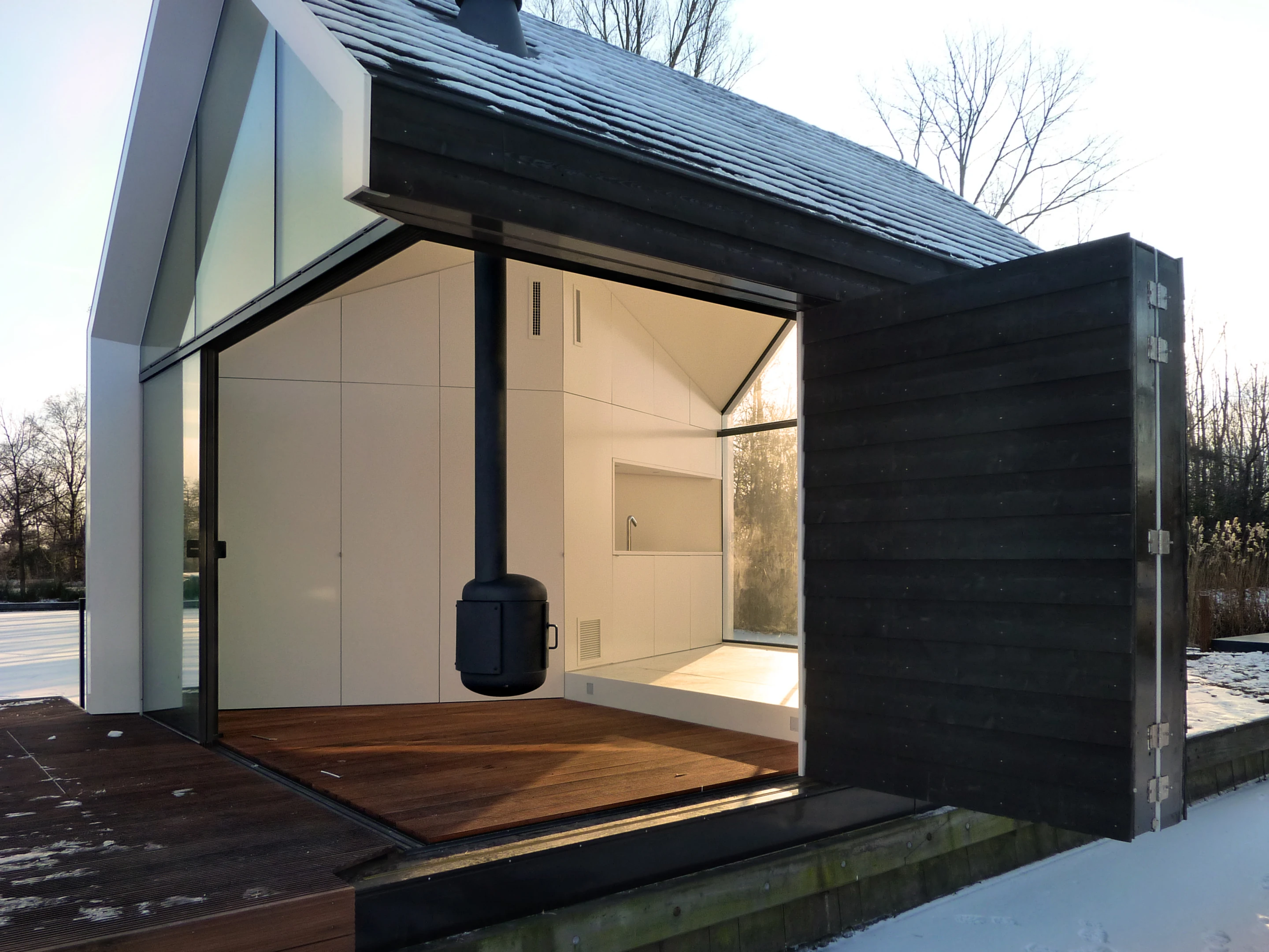 Only a single fireplace compromises the minimalism (Photo: 2by4-architects)