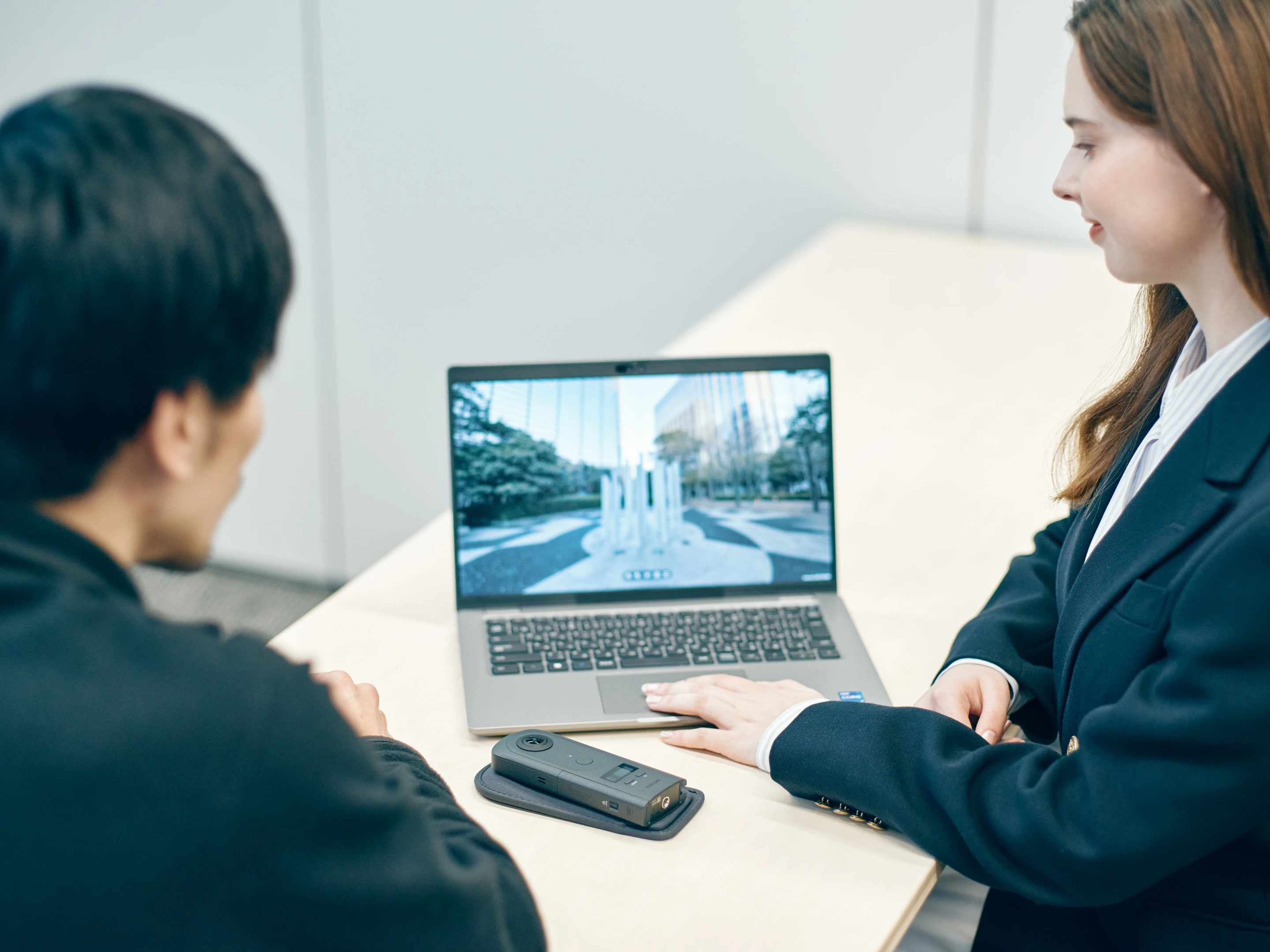 "The RICOH360 THETA A1 is compatible with the RICOH360 application, offering centralized content management: cloud storage, editing, sharing, remote control... An integrated AI automatically adjusts settings for optimal image quality in all conditions"