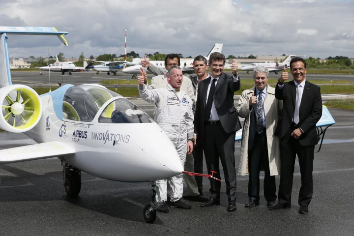 From left to right: Didier Esteyne – E-Fan Pilot Francis Deborde, Gérant of ACS Dominique Bonnaire, E-Fan Pilot Arnaud Montebourg, Minister for Economy, Industrial Renewal and Digital Economy Patrick Gandil, Directeur Général de l’Aviation Civile (DGAC) Jean Botti, CTO Airbus Group (Photo: Patrick Bernard)