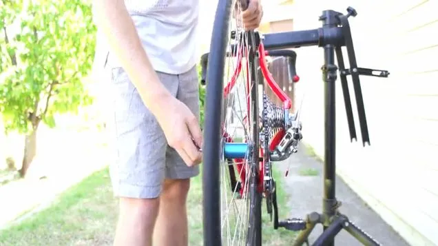 The HubDock allows cyclists to remove a bicycle's rear wheel without touching the chain or derailleur