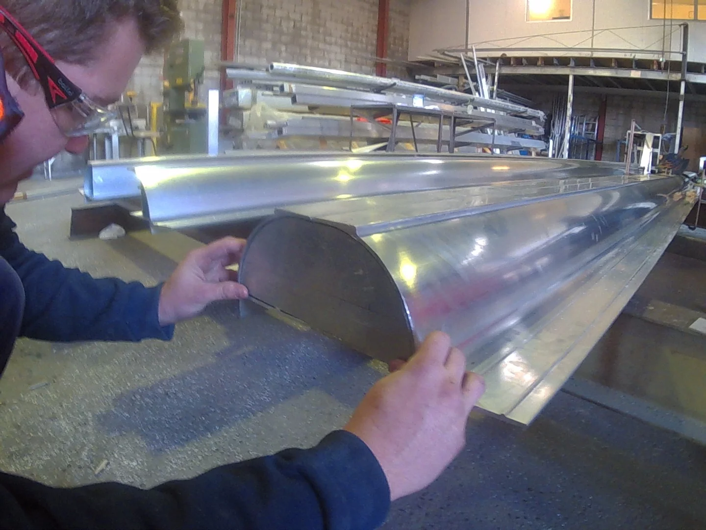 Sealing the stern end of the skis with a 6 mm aluminum alloy plate