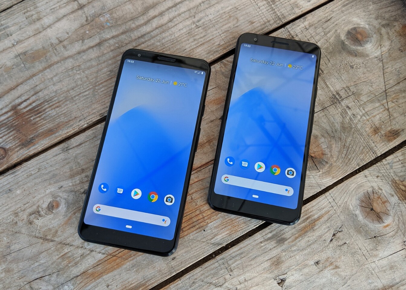 The Pixel 3a XL (left) has a 6-inch display, while the Pixel 3a (right) has a 5.6-inch display