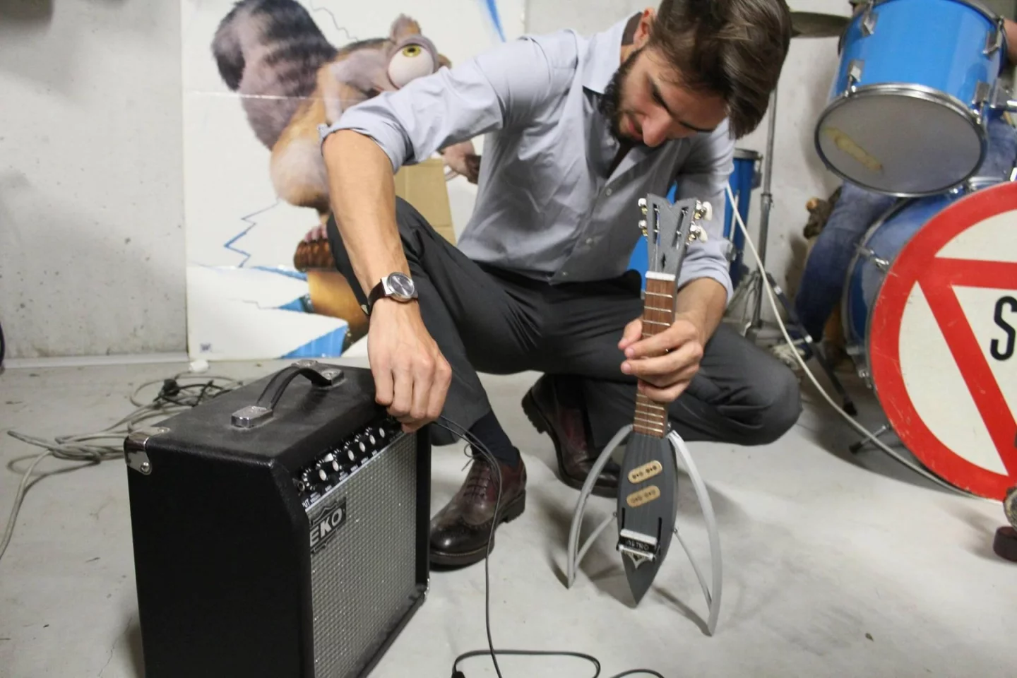 The Astro E has two piezo pickups and can be plugged into an external instrument amplifier