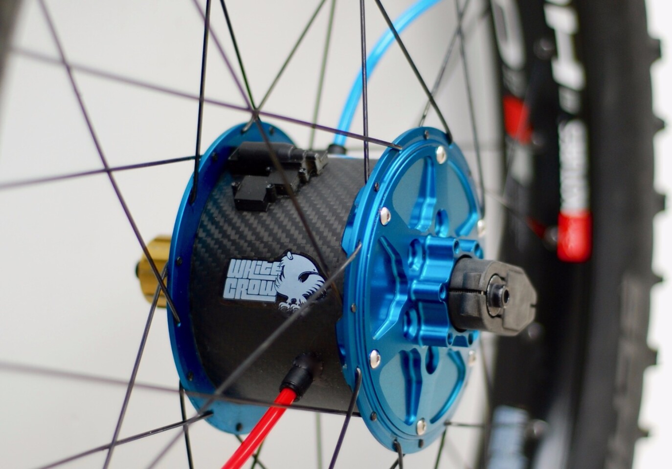 The WhiteCrow Hub incorporates a variation on a vane pump, which uses the rotary motion of the wheel to draw in air