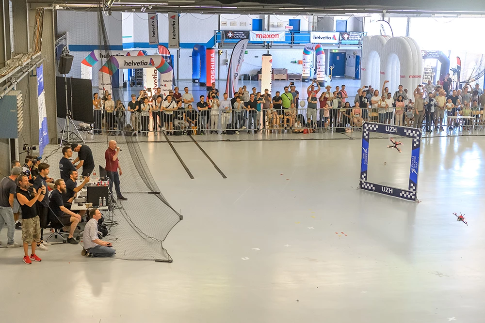 A 25 x 25 m course was assembled in an aircraft hangar in Zurich