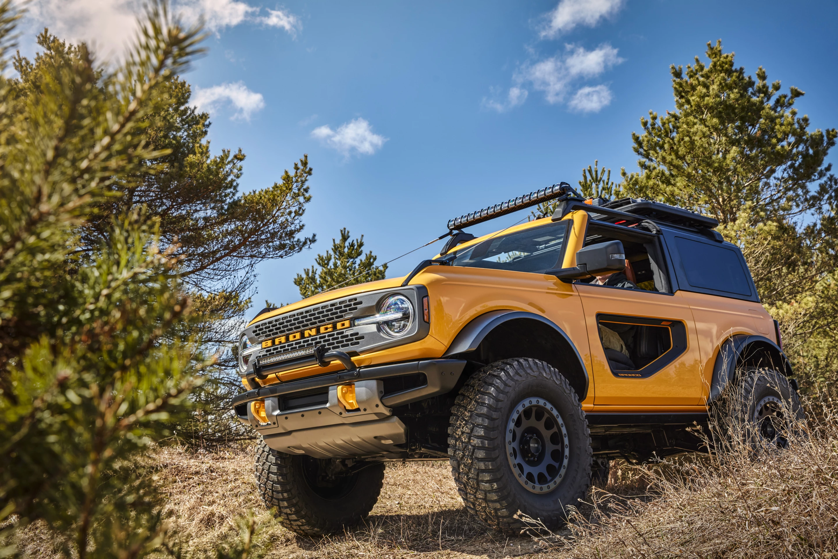Trail sights on the front fenders serve as tie-downs