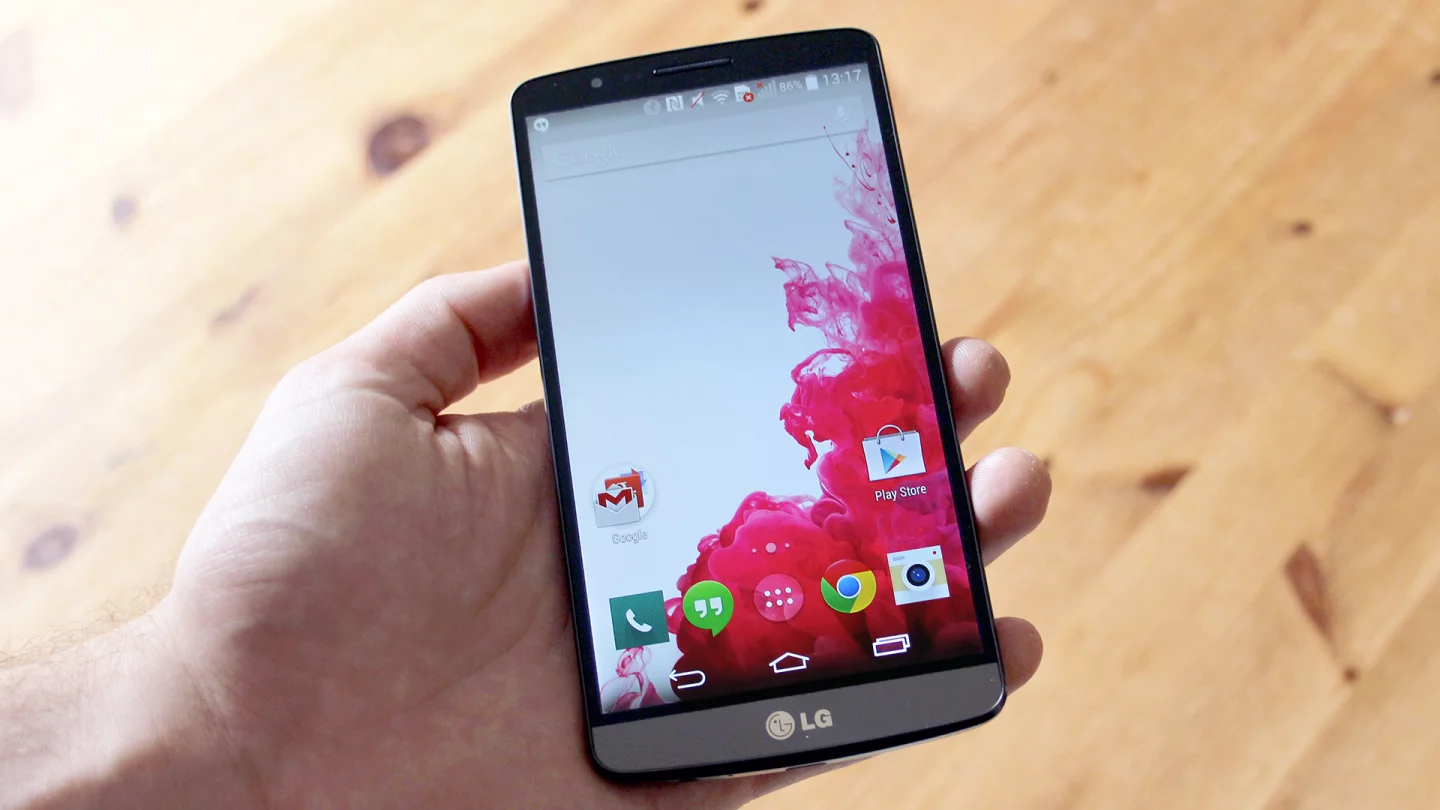 Despite its large size, the G3 feels comfortable in the hand (Photo: Chris Wood/Gizmag.com)