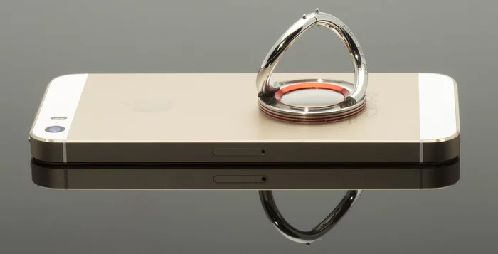 The i-Ox attached to an iPhone