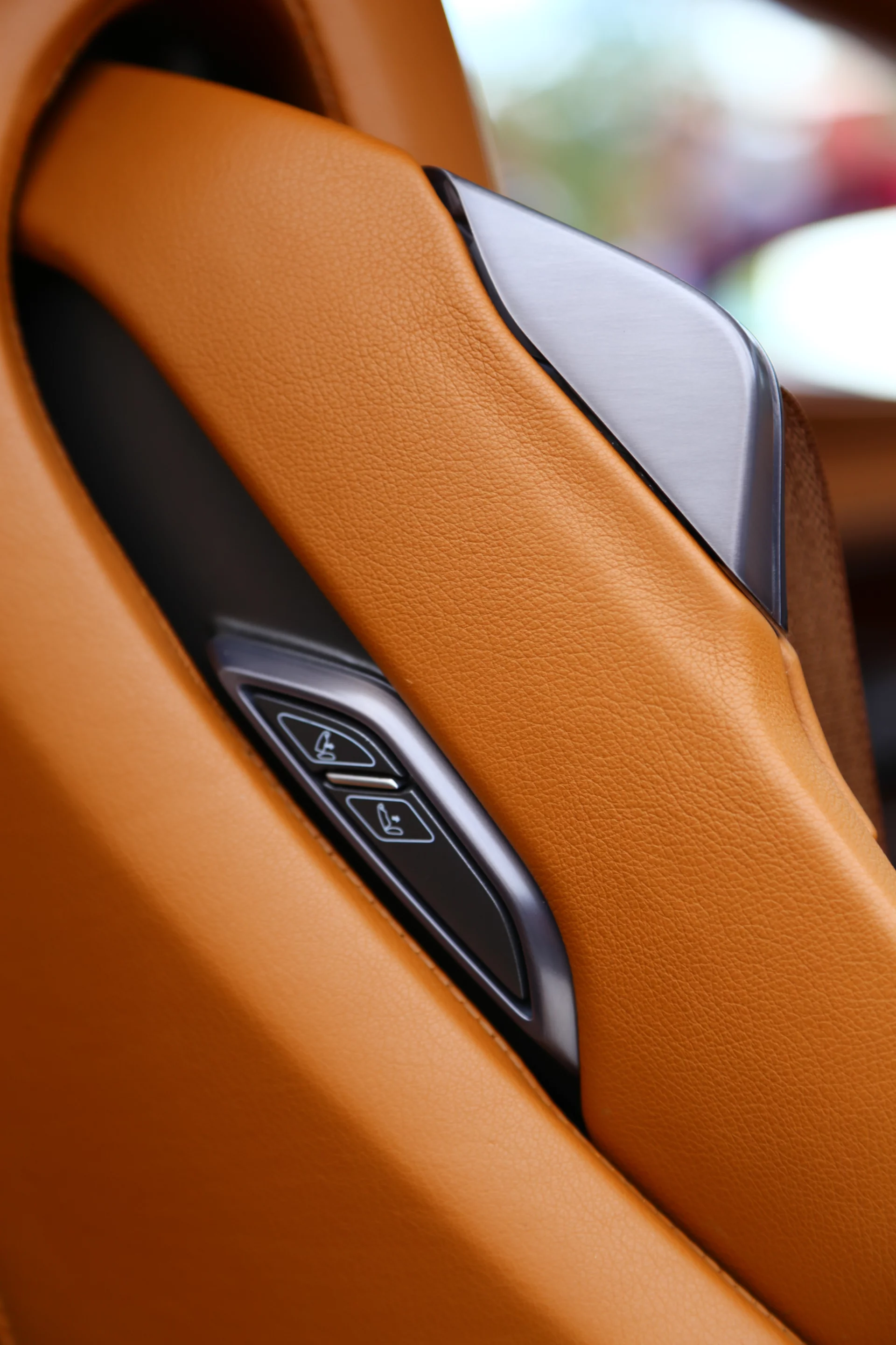 Elegant design touches can be found where brushed aluminum details are interwoven with camel leathers and Rosewood elements (Photo: Angus MacKenzie/Gizmag.com)