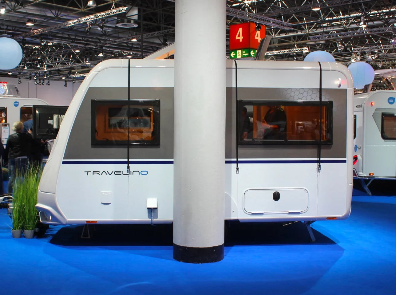 We would have loved a clear profile shot of the Knaus Travelino, but unfortunately it had this pillar on one side and the tent on the other