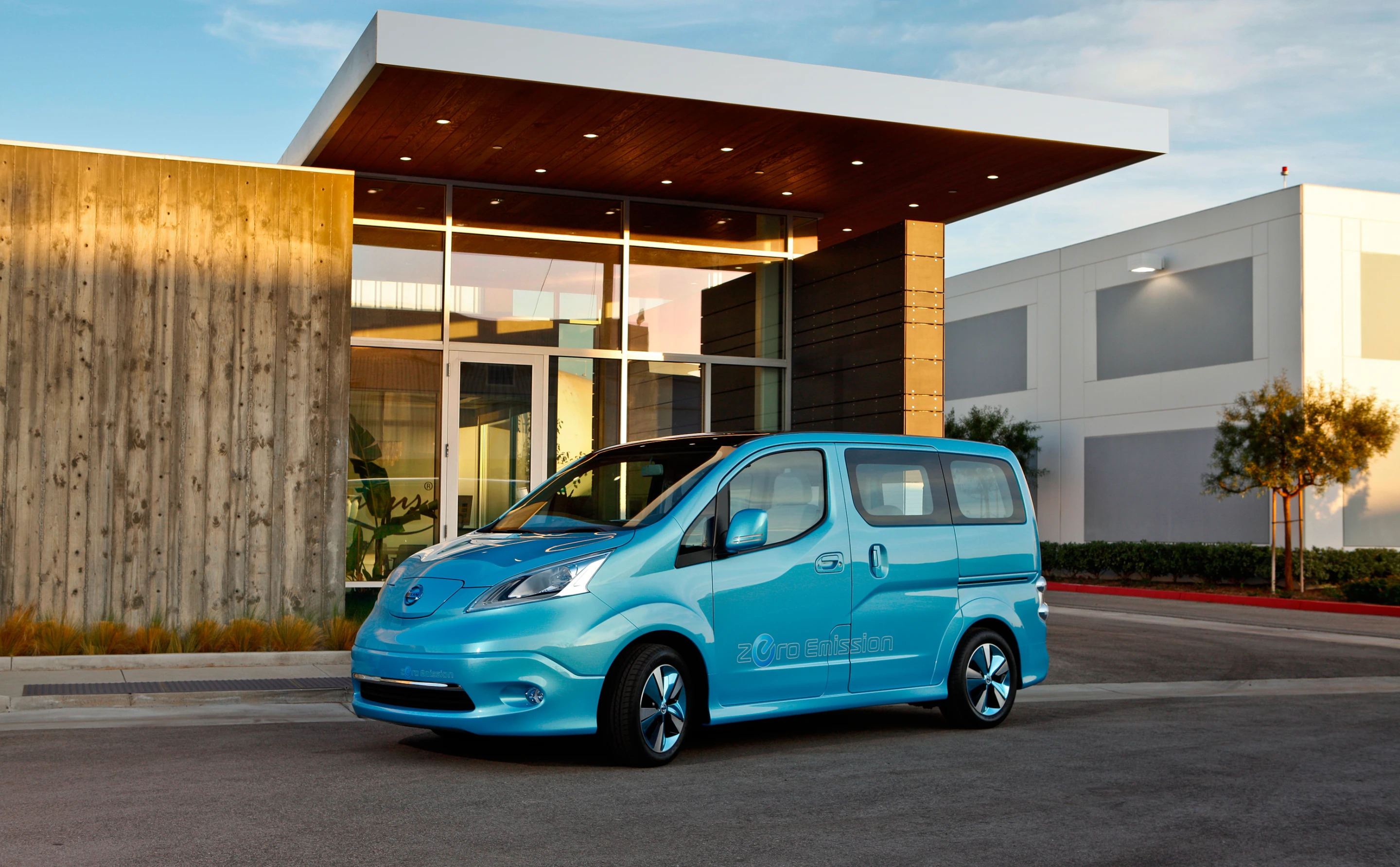Nissan is debuting its e-NV200 electric minivan concept at the North American International Auto Show
