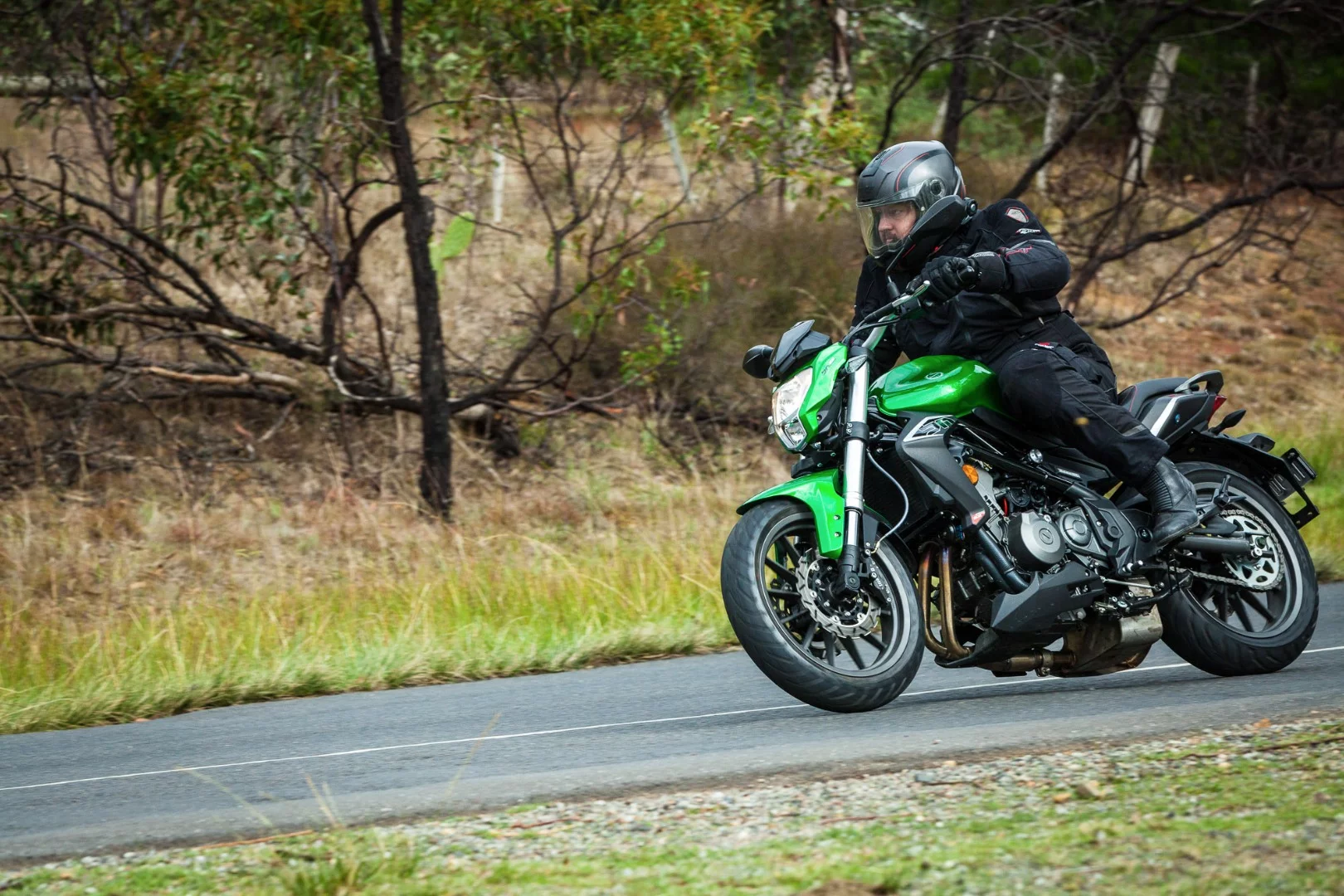 Benelli BN302 - no slouch on a twisty road thanks to adjustable suspension (Photo: Chris Blain/Gizmag)