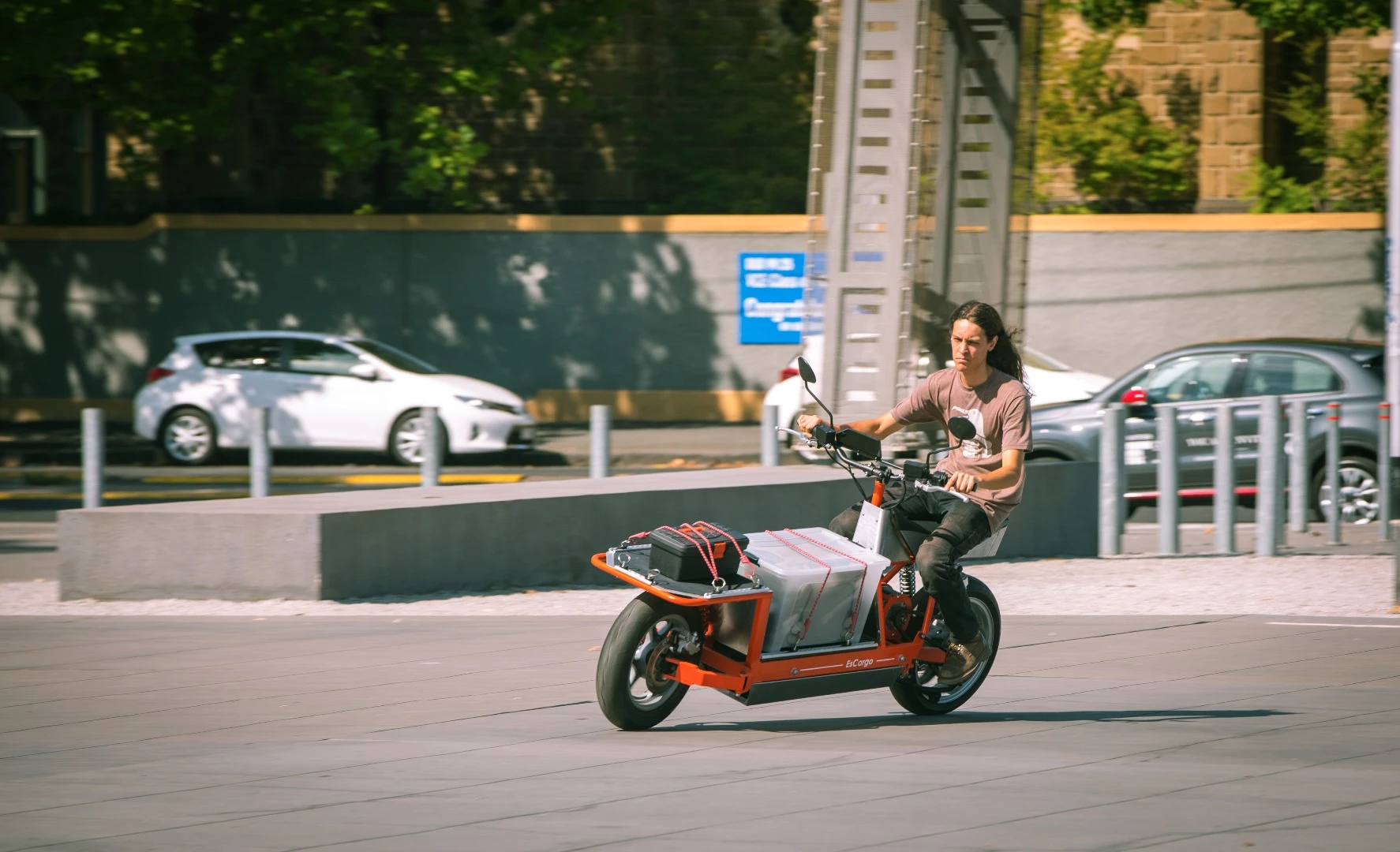 Oscar Fehlberg demonstrates the handling of the EsCargo