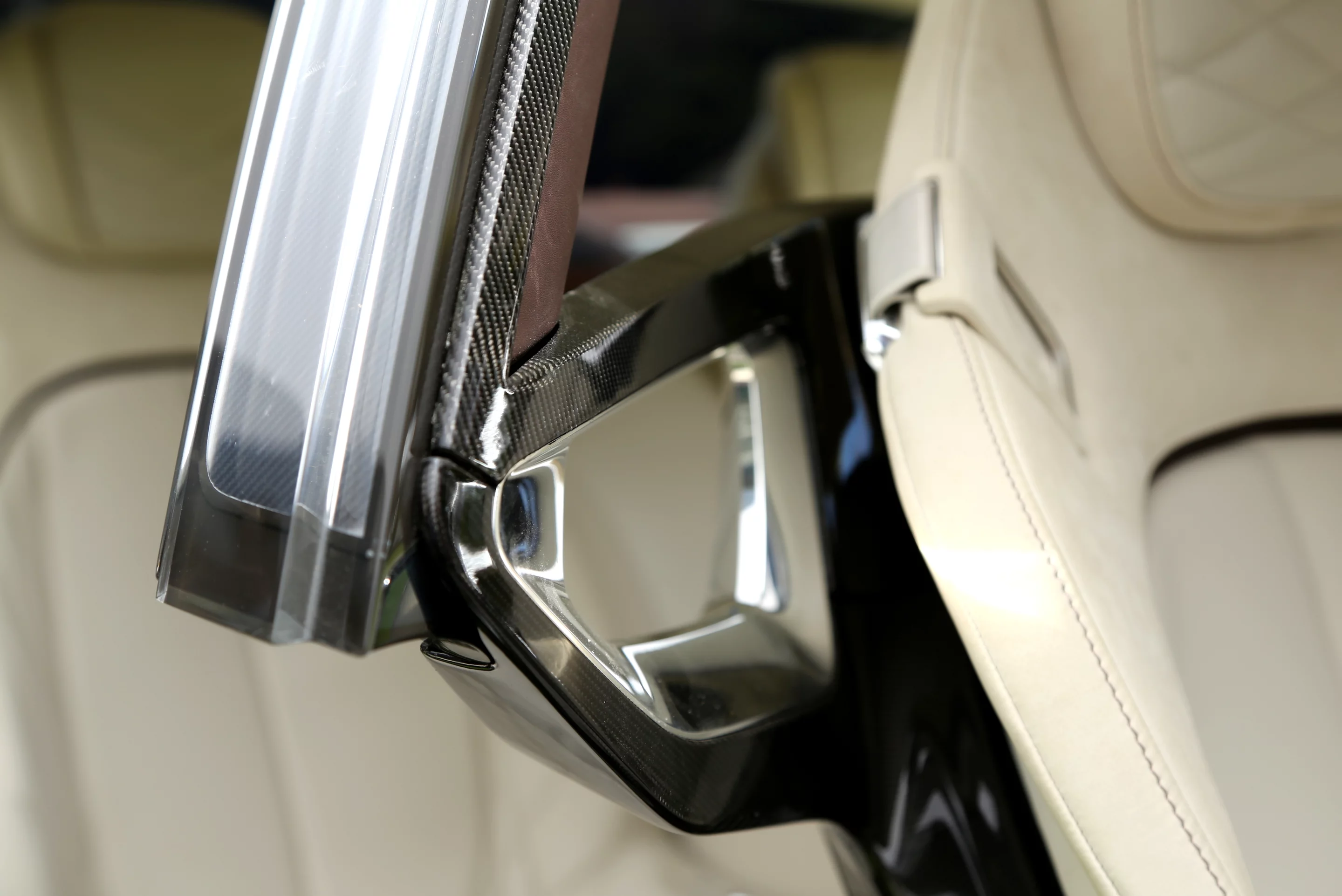 The BMW Vision Future Luxury Concept uses carbon fiber to support the floating B-pillar (Photo: Angus MacKenzie/Gizmag.com)