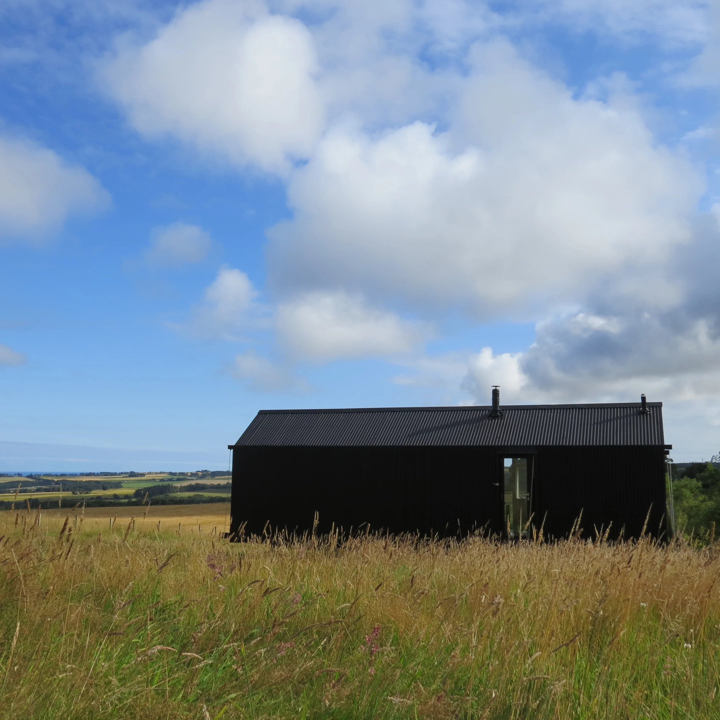 The Long Shed has a total length of 10.7 m (35 ft) and is based on a triple-axle trailer