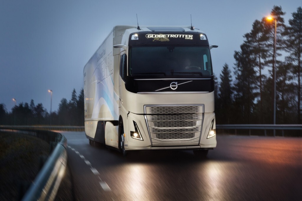 The SuperTruck hybrid powertrain would reduce fuel consumption by 5 to 10 percent by allowing the diesel engine to shut off 30 percent of the time