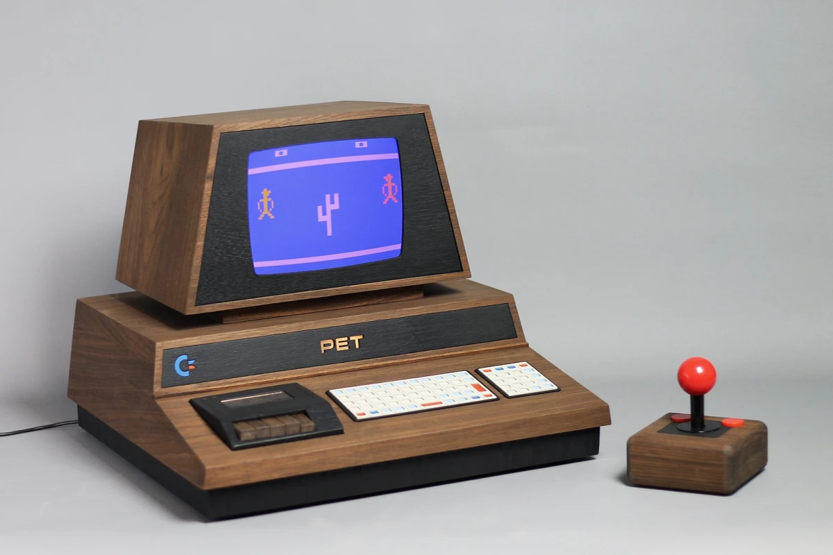 Wonderful in wood: The metal box of the original PET 2001 computer has been replaced by American walnut