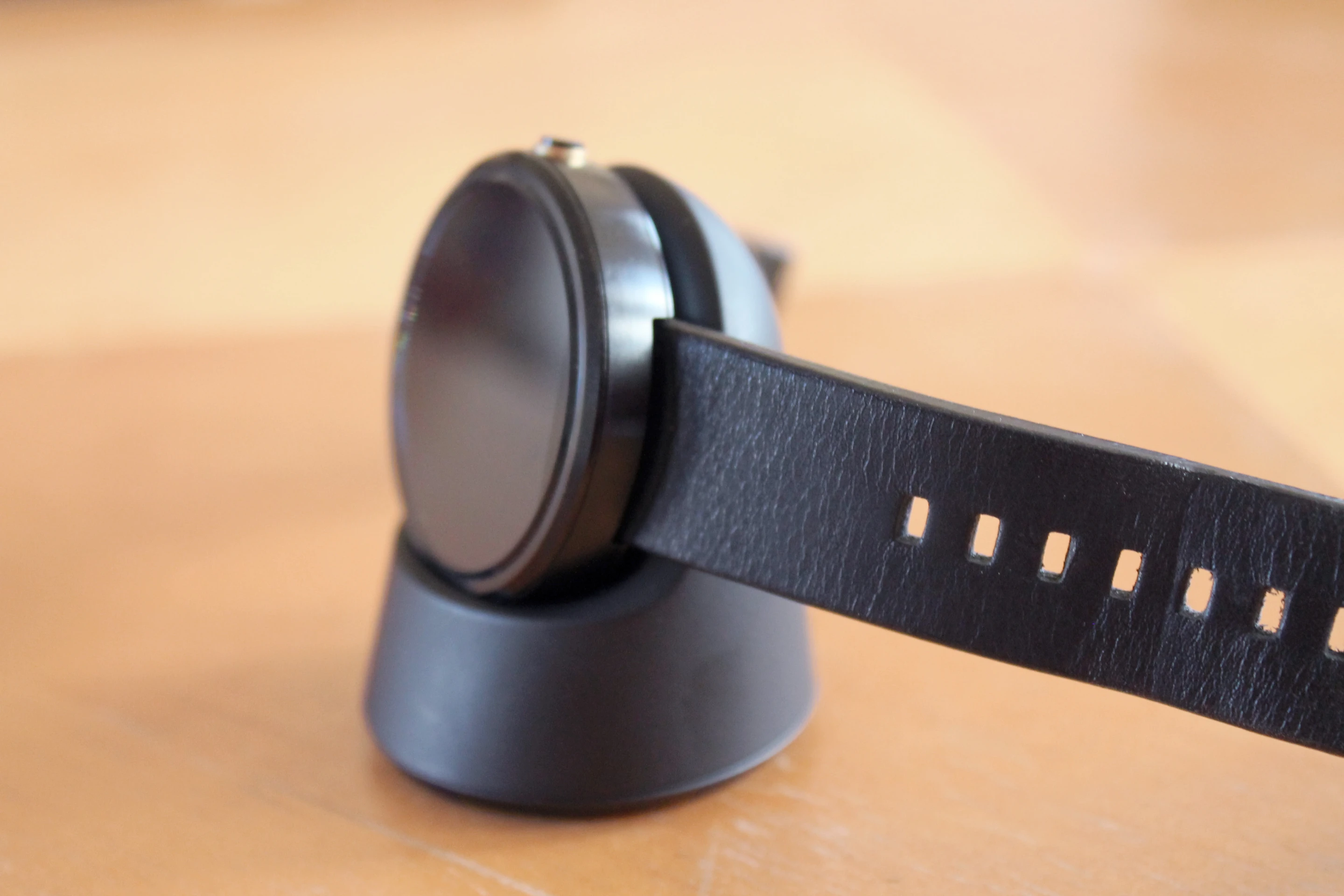 Moto 360 on its wireless charging dock (Photo: Eric Mack/Gizmag.com)