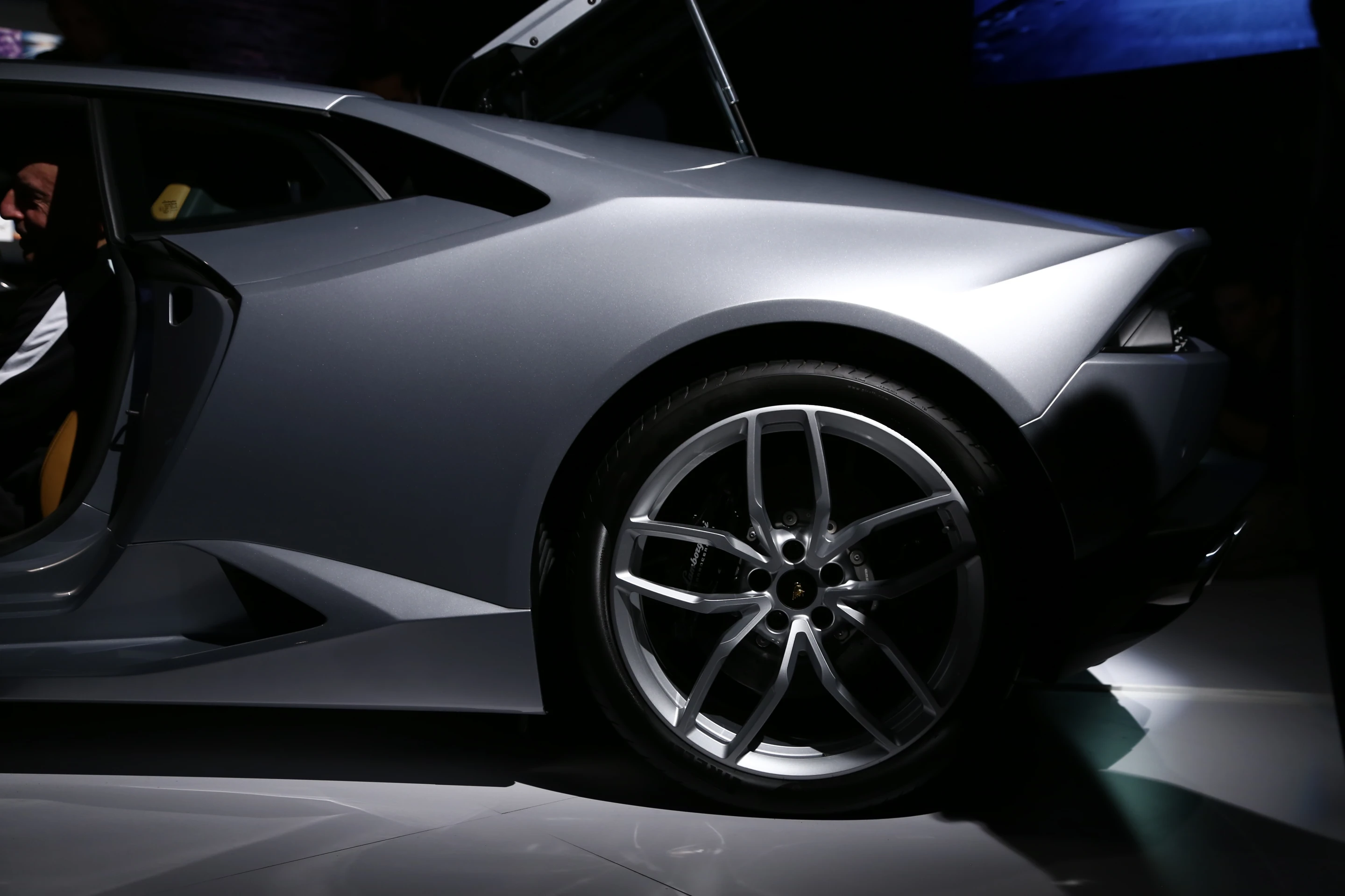 Lamborghini’s rigid new "hybrid chassis" is a mix of carbon and aluminum that results in a weight of 1,422 kg (3,135 lb) and a power to weight ratio of 2.33 kg/hp (5.14 lb/hp) (Photo: Angus MacKenzie/Gizmag.com)