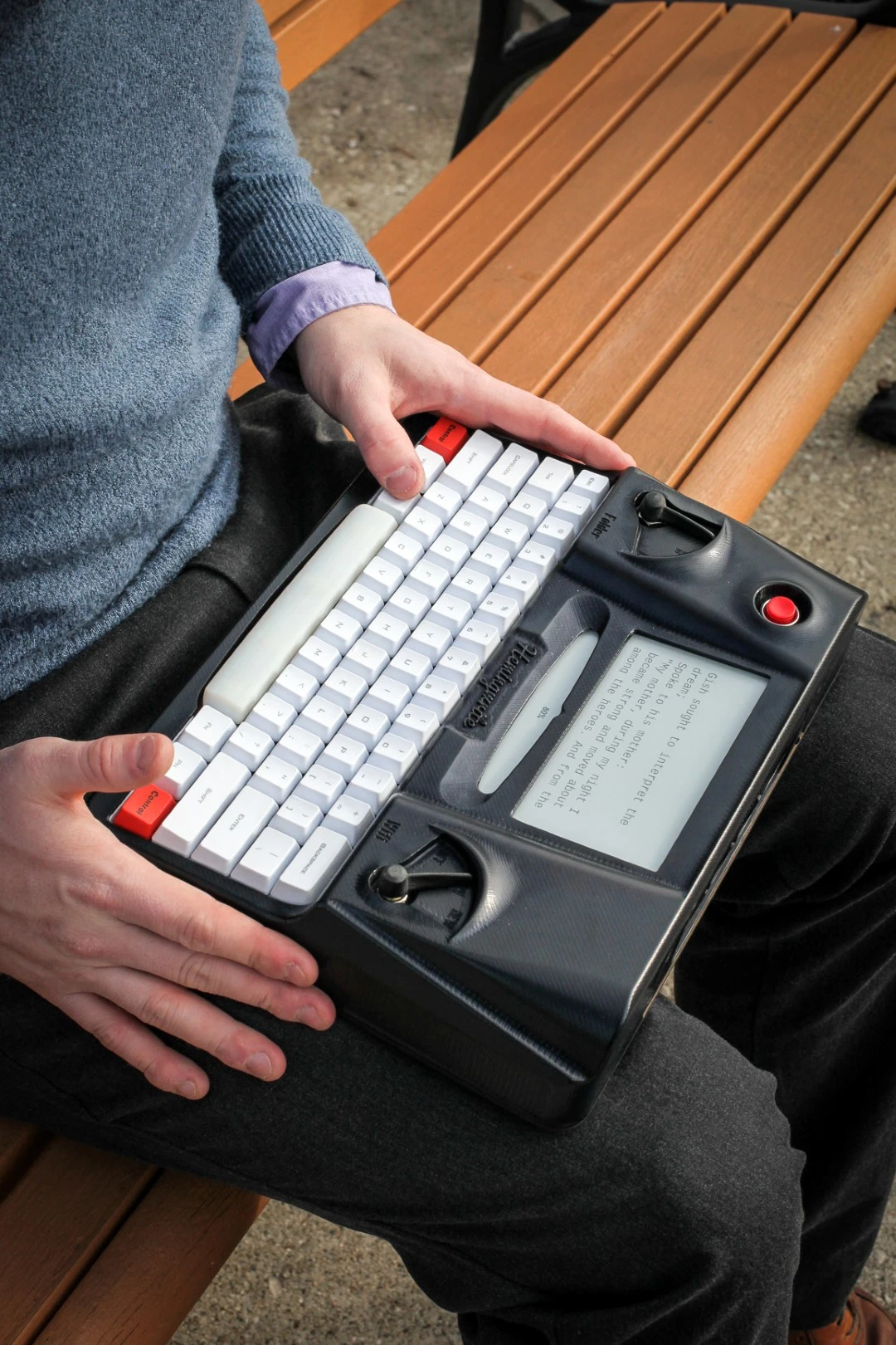 A knob on the left allows the user to navigate between a maximum of three live documents