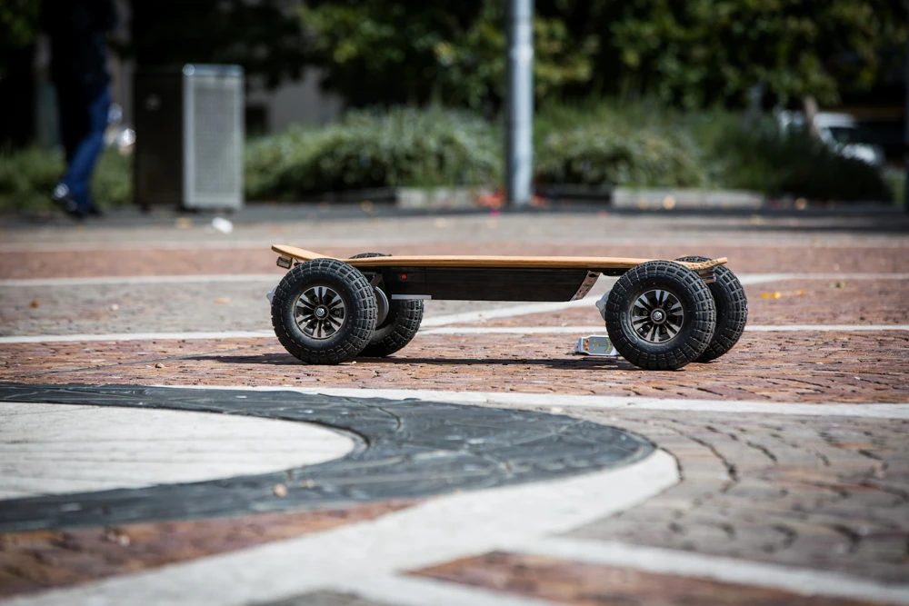 Turning a 90 degree street corner was challenging enough, weaving in and out of traffic on your way to work with a latte in hand is definitely out of the question (Photo: Nick Lavars/Gizmag.com)