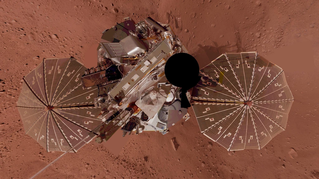 Phoenix Lander self portrait - a vertical projection combining hundreds of exposures taken by the lander's Surface Stereo Imager camera (Image: NASA/JPL-Caltech/University Arizona/Texas A&M University)
