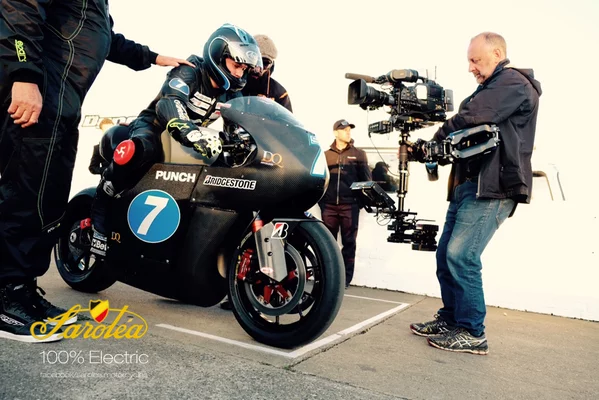 Robert Wilson helped Team Sarolea Racing achieve a 106 mph lap for the first time at the 2015 TT Zero Challenge