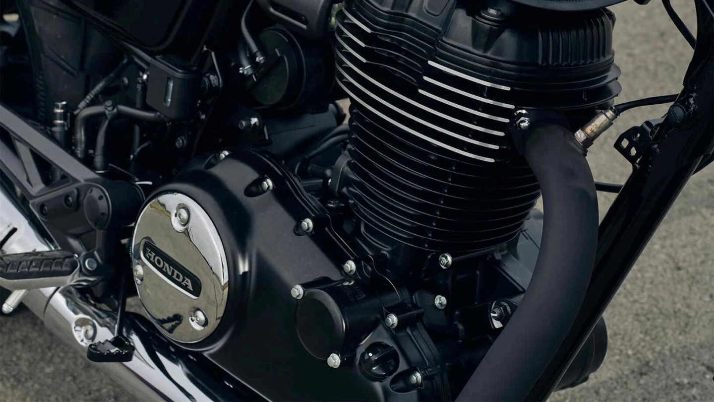 Powering the retro is the same 348.36cc, single-cylinder, air-cooled engine that generates 20 horsepower at 5,500 rpm and 21.7 lb.ft (29.5 Nm) of torque at 3,000 rpm