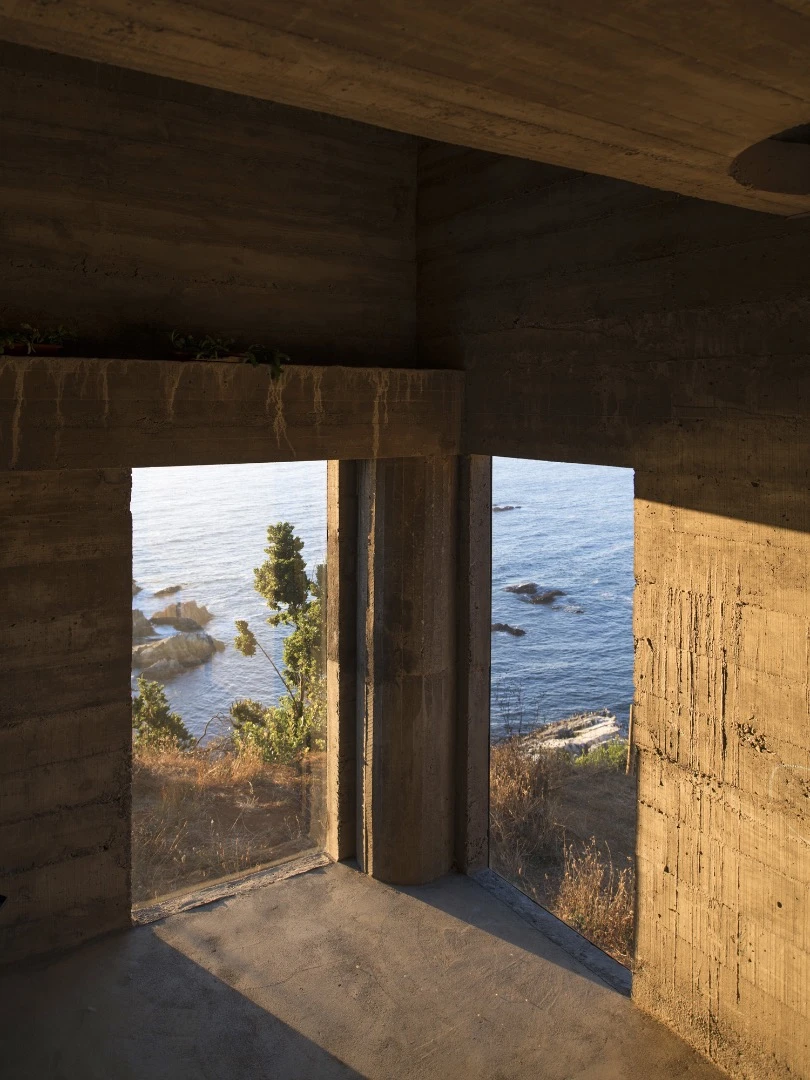 Loba House overlooks the ocean