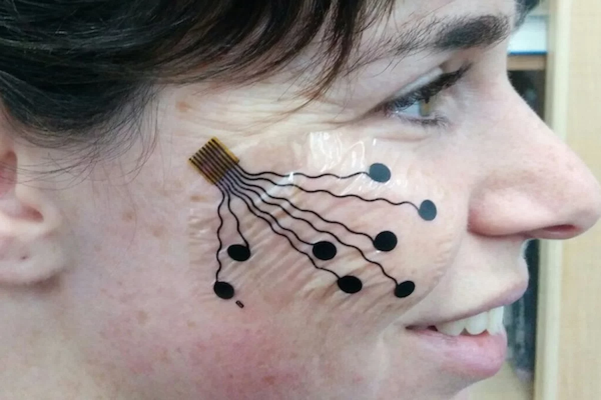 TAU researchers have developed an electrode that applies to the skin like a temporary tattoo and monitors muscle activity