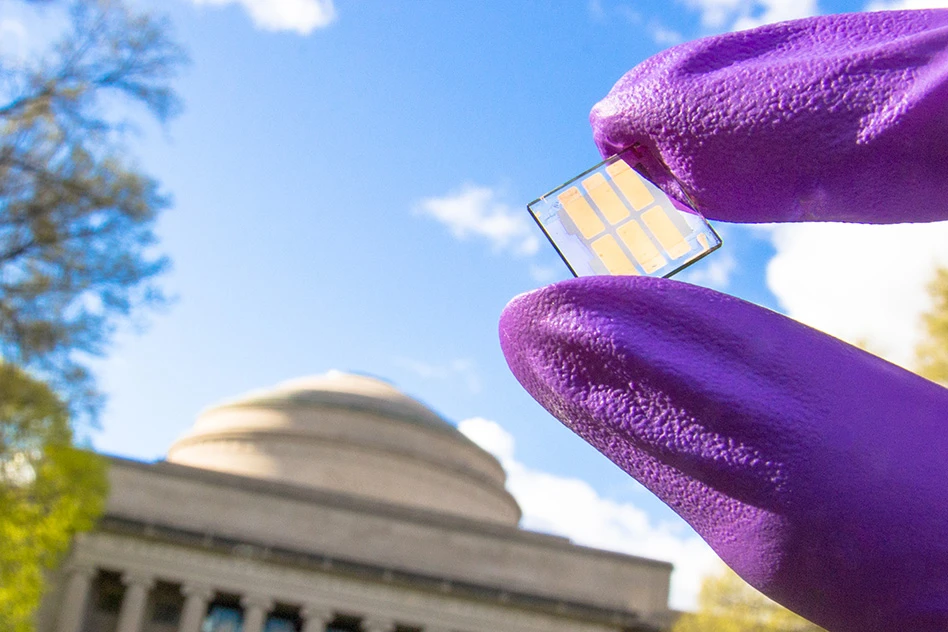 Solar cells created from ultra-thin layers of quantum dots (Photo: Chia-Hao Chuang, Department of Materials Science and Engineering, MIT)