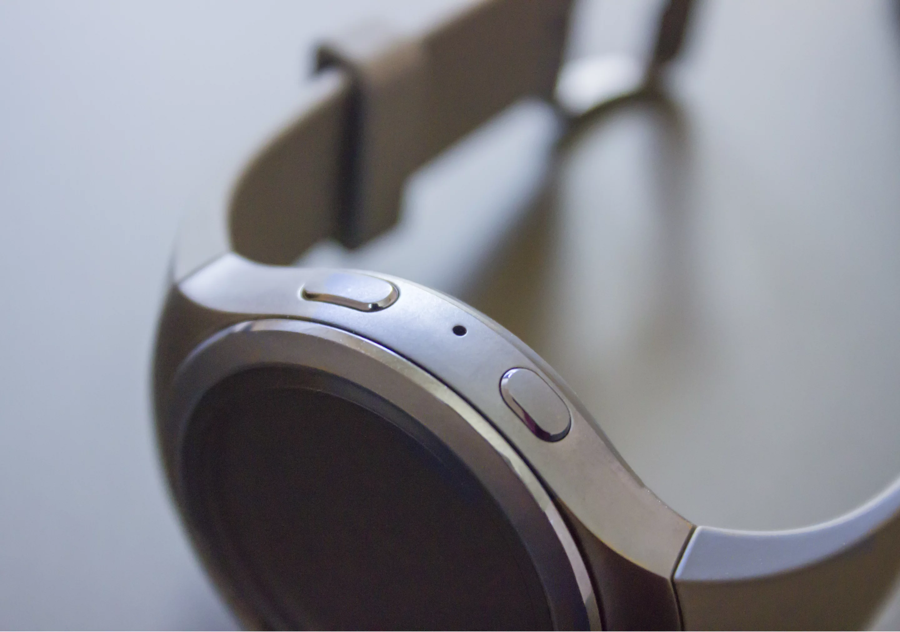 The Gear S2's stainless steel body